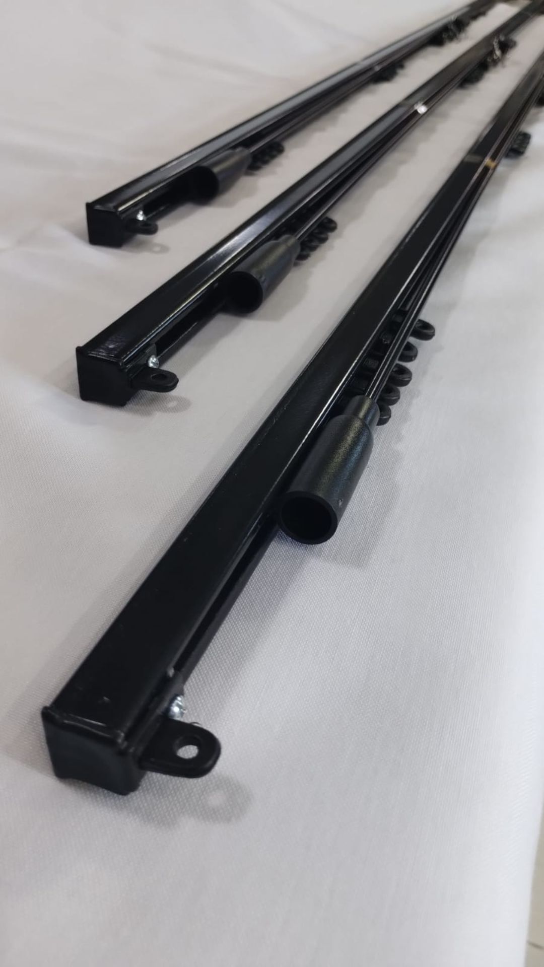 Riel Europeo color negro - medidas estandár